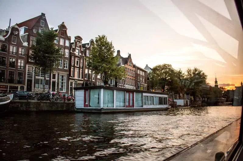 Amsterdam Evening Canal Cruise with Pizza and Drinks