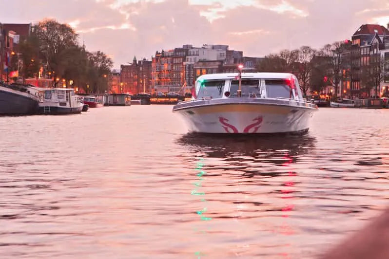 Amsterdam Evening Canal Cruise with Pizza and Drinks