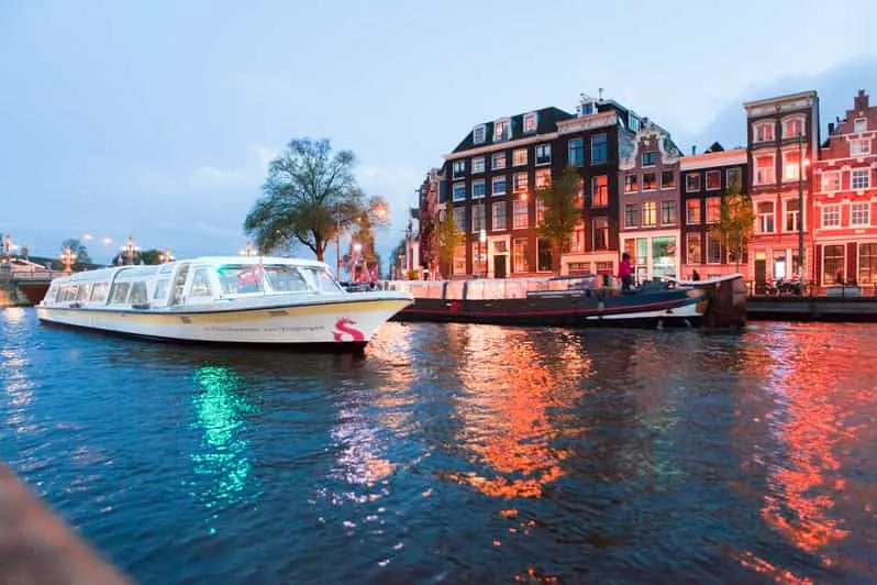 Amsterdam Evening Canal Cruise with Pizza and Drinks