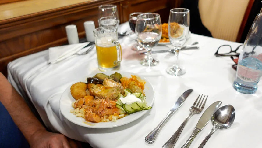 Crociera con cena a buffet di 12 portate a Budapest con spettacolo di danza popolare e musica