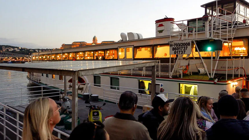 Crociera con cena a buffet di 12 portate a Budapest con spettacolo di danza popolare e musica