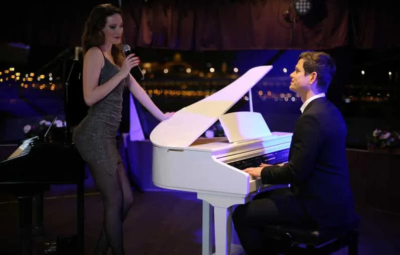 부다페스트 크리스마스 디너 크루즈와 피아노 배틀 쇼