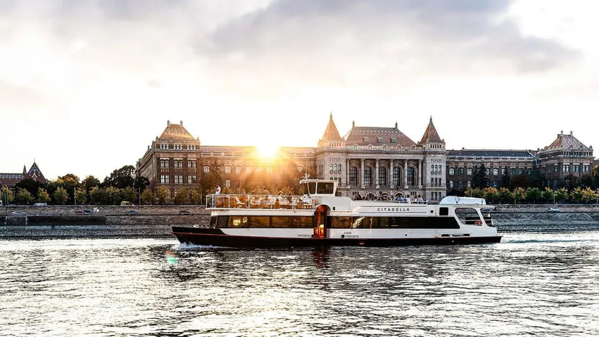 Budapest Sightseeing Cruise with Cocktails