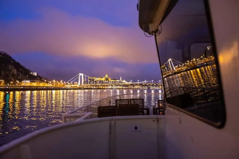 Budapest Sightseeing Cruise with Cocktails