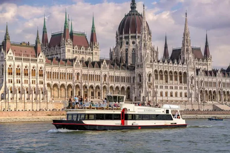 Budapest Sightseeing Cruise with Cocktails