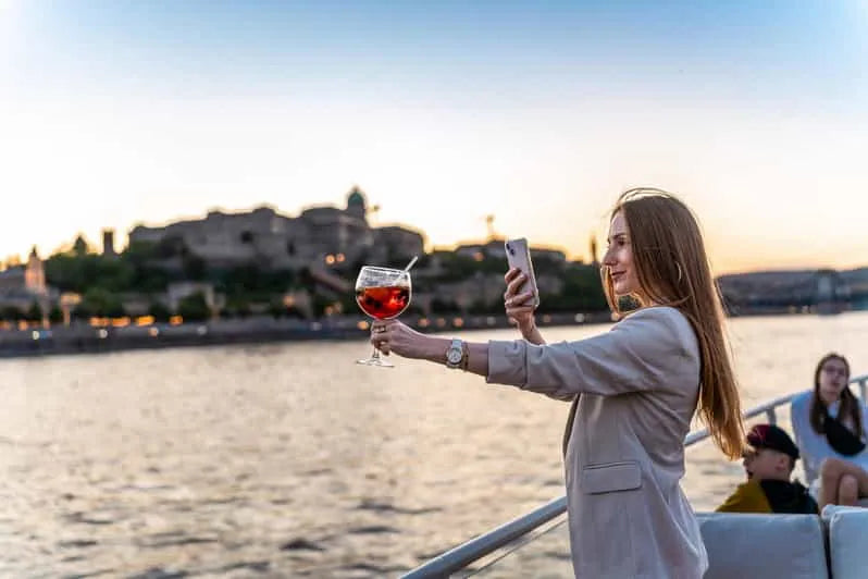 Budapest Sightseeing Cruise with Cocktails