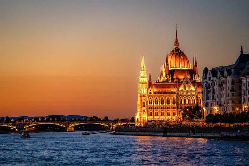 Budapest Sightseeing Cruise with Cocktails