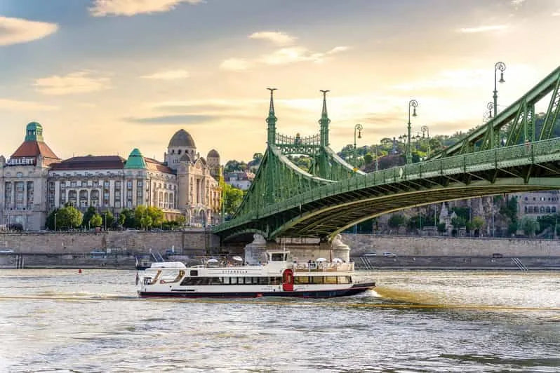 Budapest Sightseeing Cruise with Cocktails