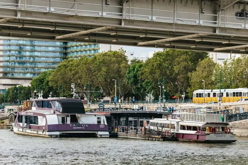 Crociere turistiche sul fiume a Budapest con viste panoramiche
