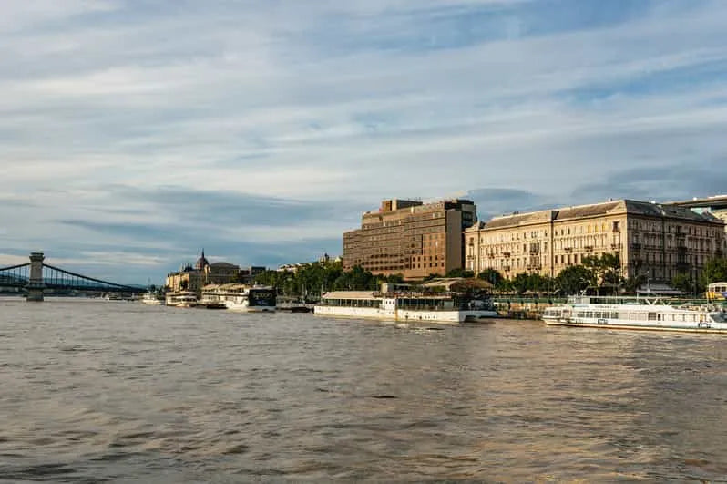 Crociere turistiche sul fiume a Budapest con viste panoramiche