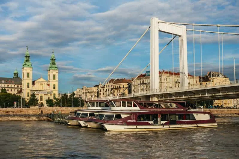 Crociere turistiche sul fiume a Budapest con viste panoramiche