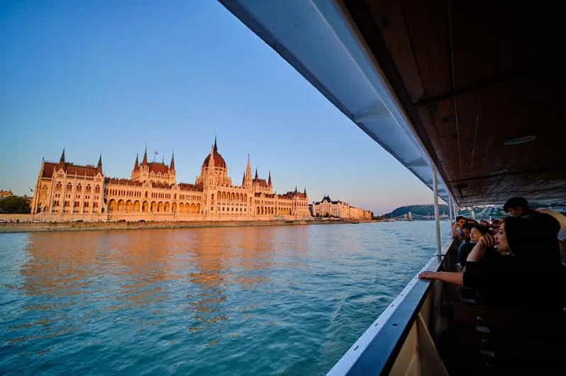 Crociere al tramonto a Budapest con guida audio