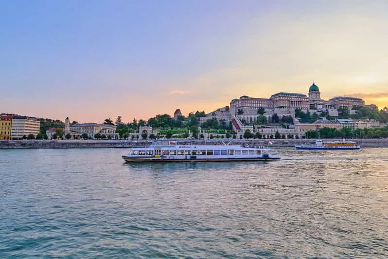 Crociere al tramonto a Budapest con guida audio