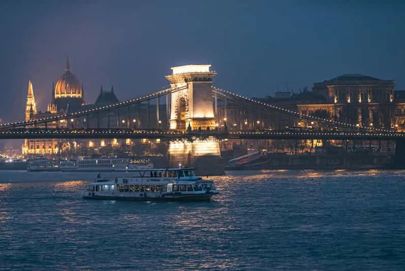 Crociere al tramonto a Budapest con guida audio