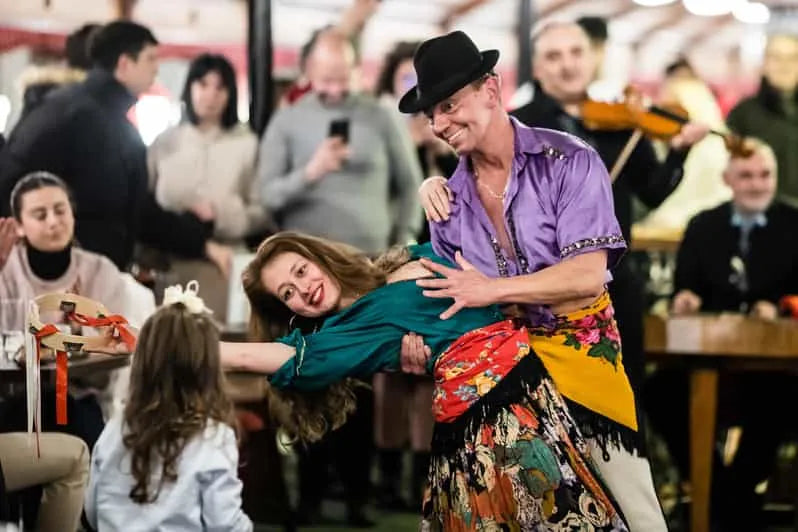 Crociera con cena a buffet di 12 portate a Budapest con spettacolo di danza popolare e musica