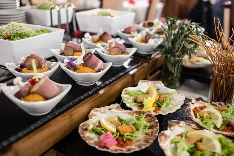 Crociera con cena a buffet di 12 portate a Budapest con spettacolo di danza popolare e musica