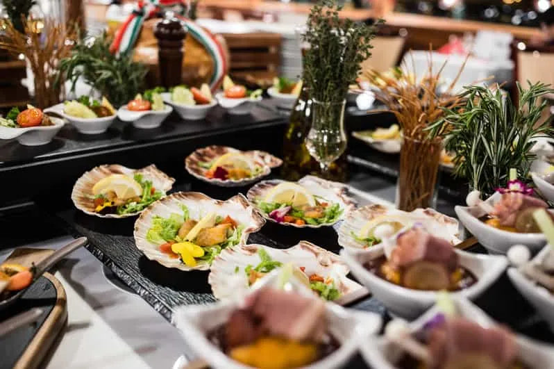 Crociera con cena a buffet di 12 portate a Budapest con spettacolo di danza popolare e musica