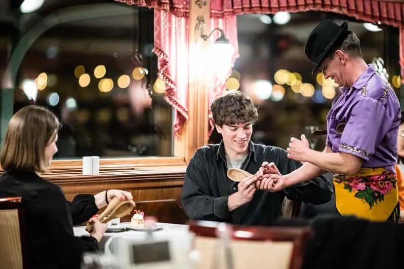 Crociera con cena a buffet di 12 portate a Budapest con spettacolo di danza popolare e musica