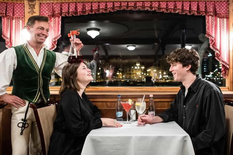 Crociera con cena a buffet di 12 portate a Budapest con spettacolo di danza popolare e musica