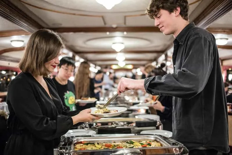 Crociera con cena a buffet di 12 portate a Budapest con spettacolo di danza popolare e musica