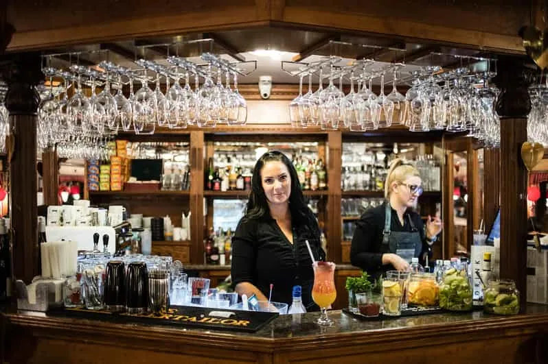 Chuyến du thuyền nếm thử cocktail Budapest, bia thủ công hoặc rượu vang