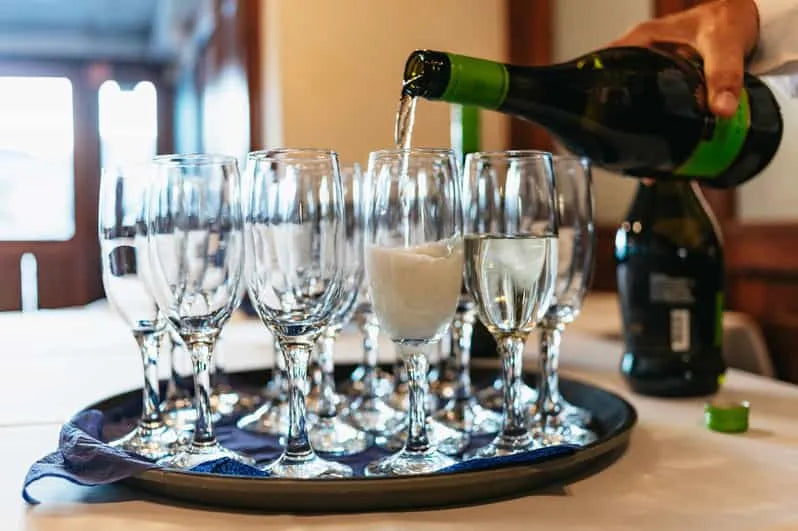 Chuyến du thuyền nếm thử cocktail Budapest, bia thủ công hoặc rượu vang