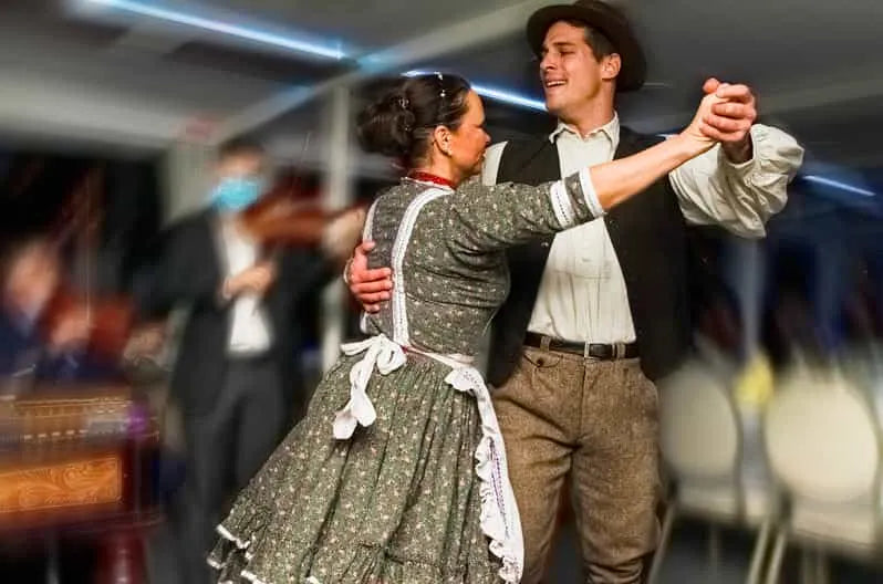 Crociera di Cena a Budapest con Cucina Ungherese e Spettacolo di Musica Folkloristica (3 portate)