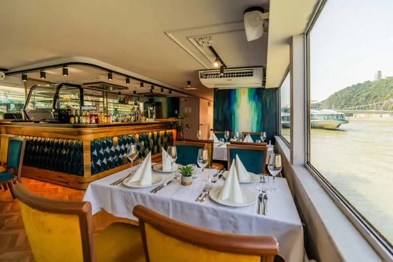 Crociera di Cena a Budapest con Cucina Ungherese e Spettacolo di Musica Folkloristica (3 portate)