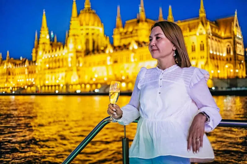 Crociera gourmet a Budapest con spettacolo di battaglia di pianoforte (3 o 6 portate)