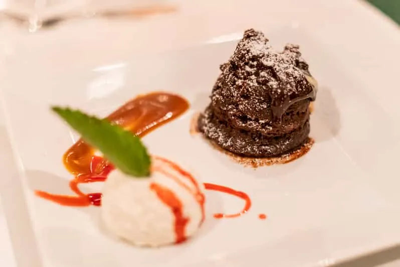 Crociera romantica a Budapest con cena a lume di candela e musica dal vivo (4 portate)