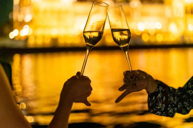 Crociera romantica a Budapest con cena a lume di candela e musica dal vivo (4 portate)