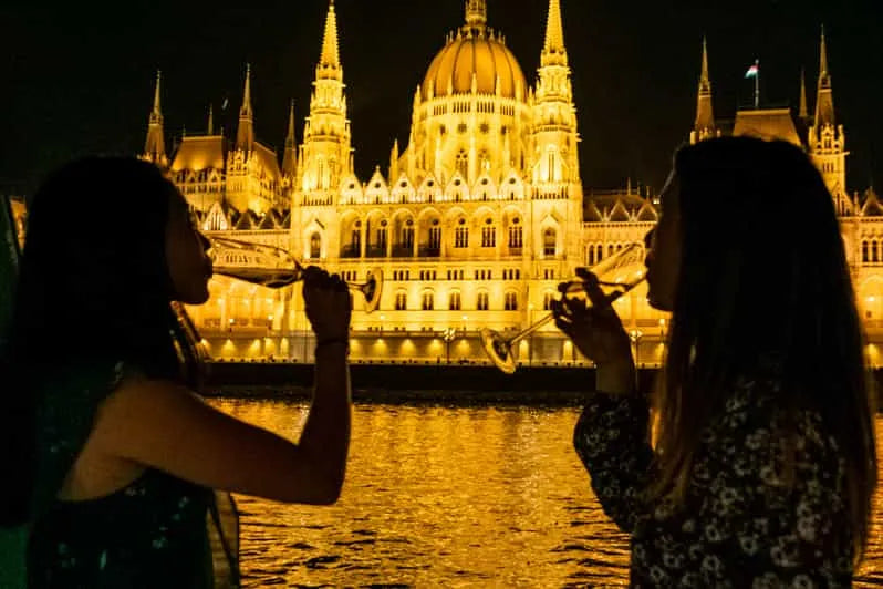 Crociera romantica a Budapest con cena a lume di candela e musica dal vivo (4 portate)