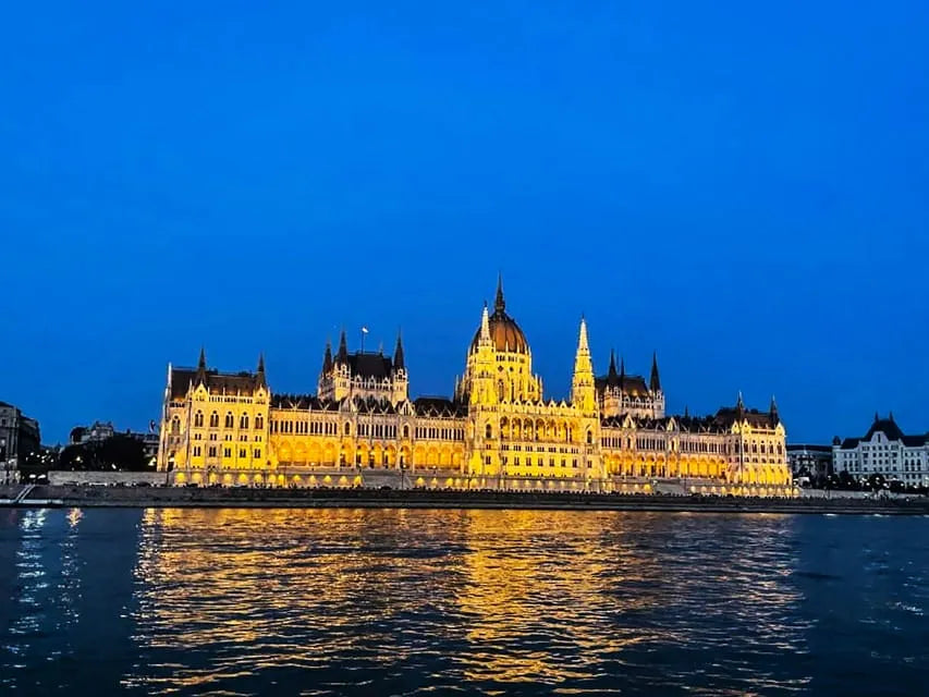 Crociere turistiche a Budapest con drink di benvenuto