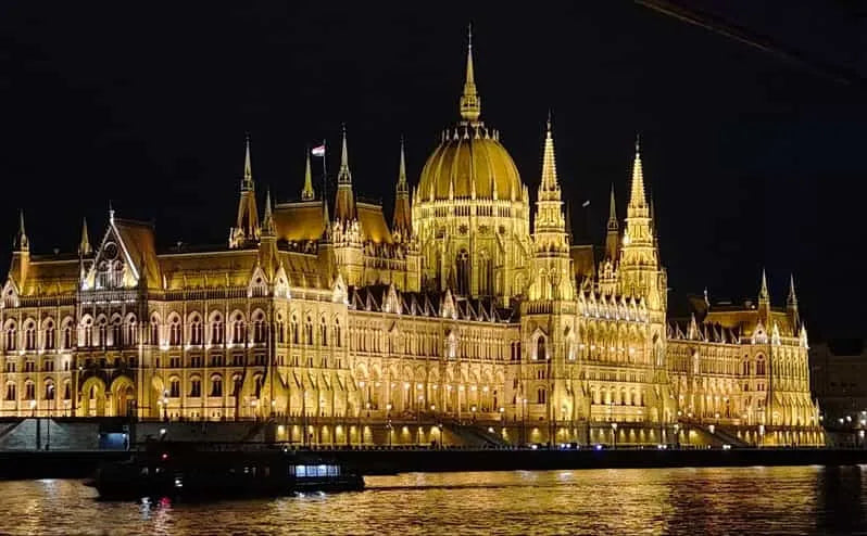 Crociere turistiche a Budapest con drink di benvenuto