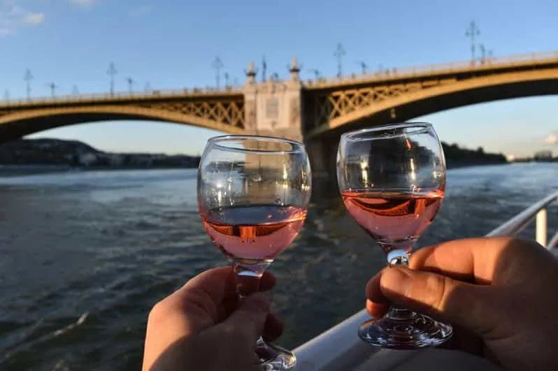 Crociere turistiche a Budapest con drink di benvenuto