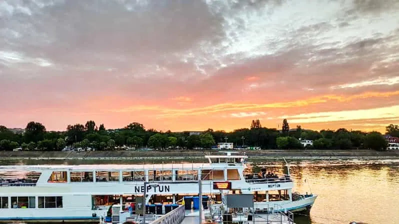 Crociere turistiche a Budapest con drink di benvenuto