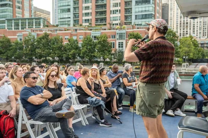 Chicago-i naplemente-tavi hajókirándulás festői városi panorámával