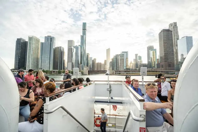 Chicago-i naplemente-tavi hajókirándulás festői városi panorámával