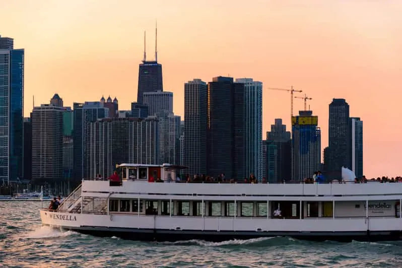 Chicago-i naplemente-tavi hajókirándulás festői városi panorámával
