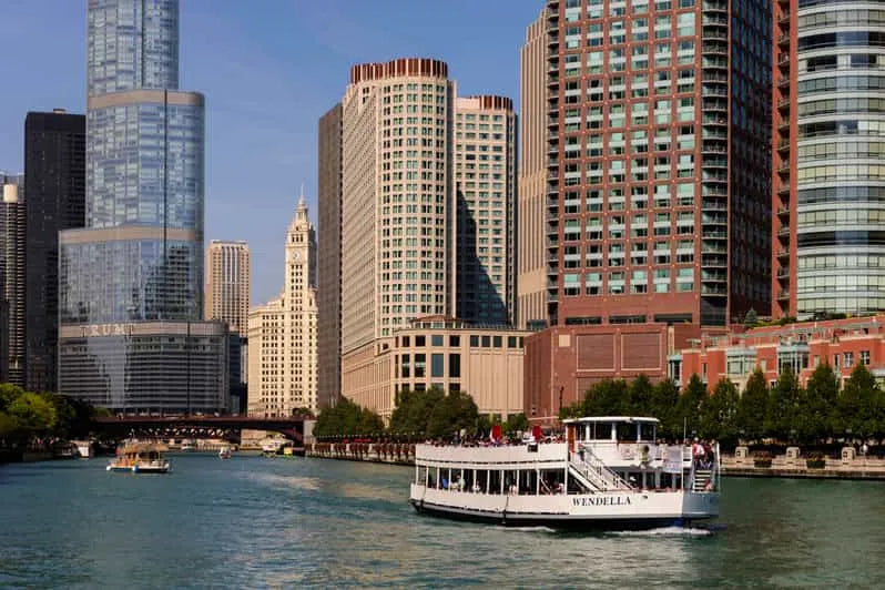 Chicago-i naplemente-tavi hajókirándulás festői városi panorámával