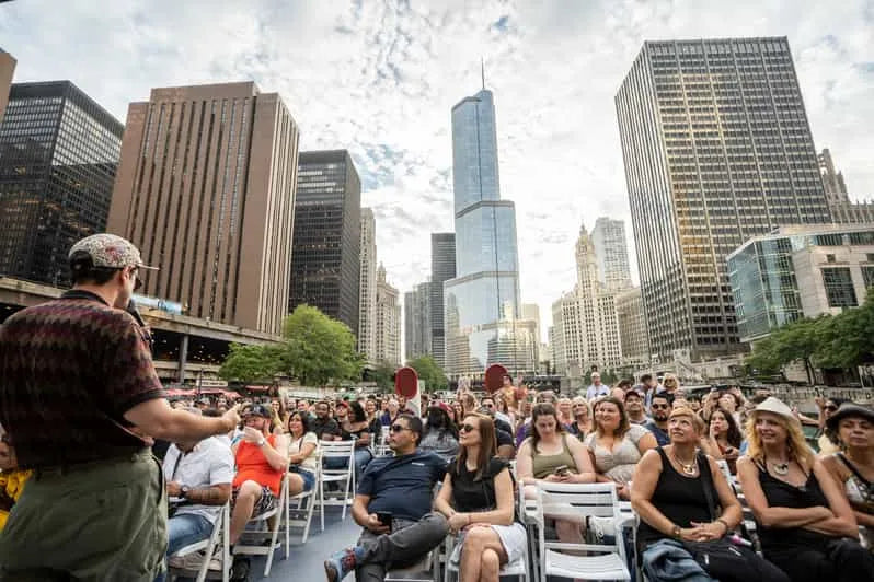 Chicago-i naplemente-tavi hajókirándulás festői városi panorámával