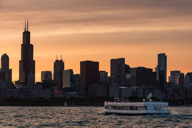 Chicago-i naplemente-tavi hajókirándulás festői városi panorámával