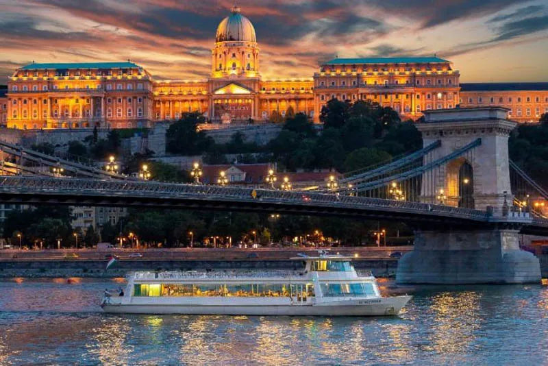 Crociera di Cena a Budapest con Cucina Ungherese e Spettacolo di Musica Folkloristica (3 portate)
