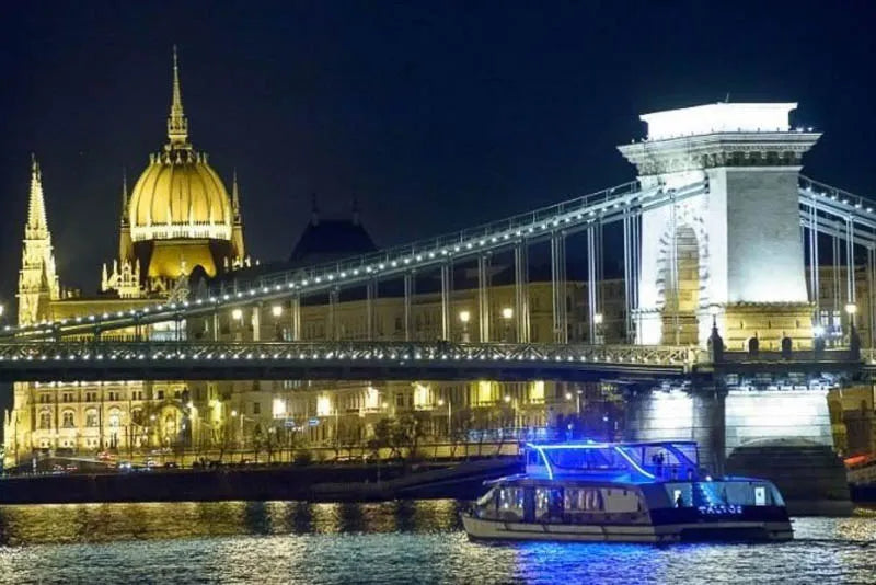 Crociera Gourmet a Budapest con Spettacolo di Operetta Folkloristica (3 o 6 portate)