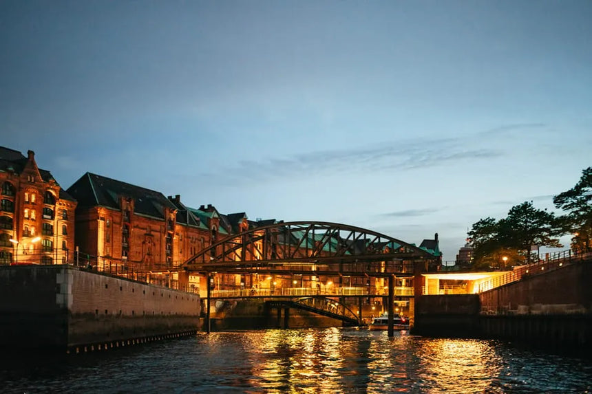 Rondvaart door Hamburg met avondzicht op de Speicherstadt
