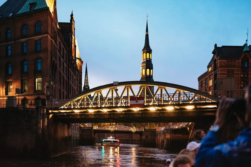 Rondvaart door Hamburg met avondzicht op de Speicherstadt