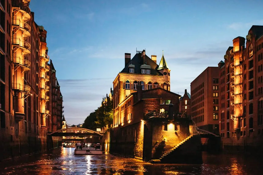 Rondvaart door Hamburg met avondzicht op de Speicherstadt