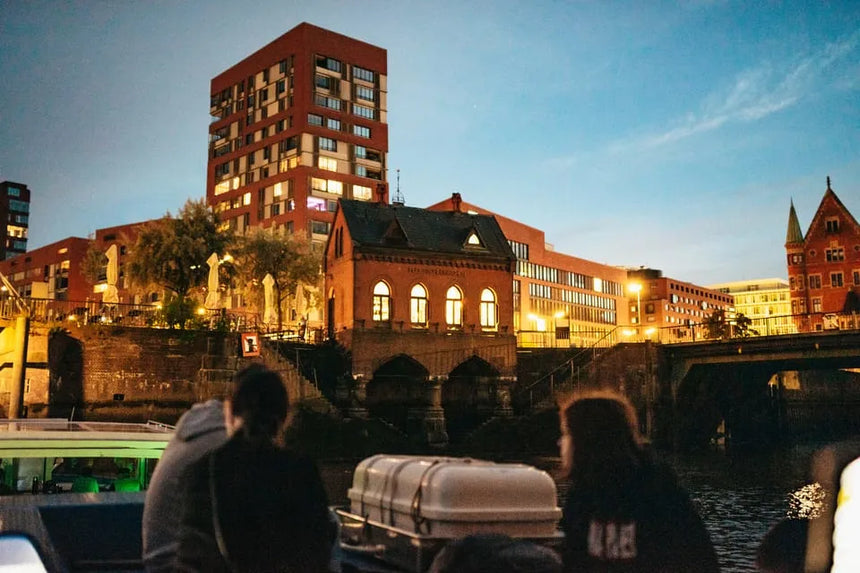 Rondvaart door Hamburg met avondzicht op de Speicherstadt