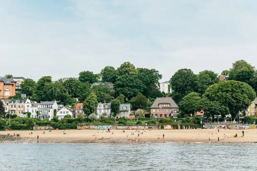 Hamburgi hajóút lélegzetelállító kilátással a HafenCity-re és a konténerszállító hajókra