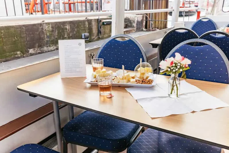 Hamburg esti hajókirándulás sajtkóstolóval és borkóstolóval